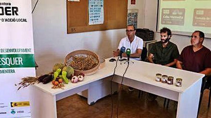De izquierda a derecha, José Manuel Soriano, Adrián Díaz y Toni Planells, ayer en la finca de experimentación agrícola de Can Marines.