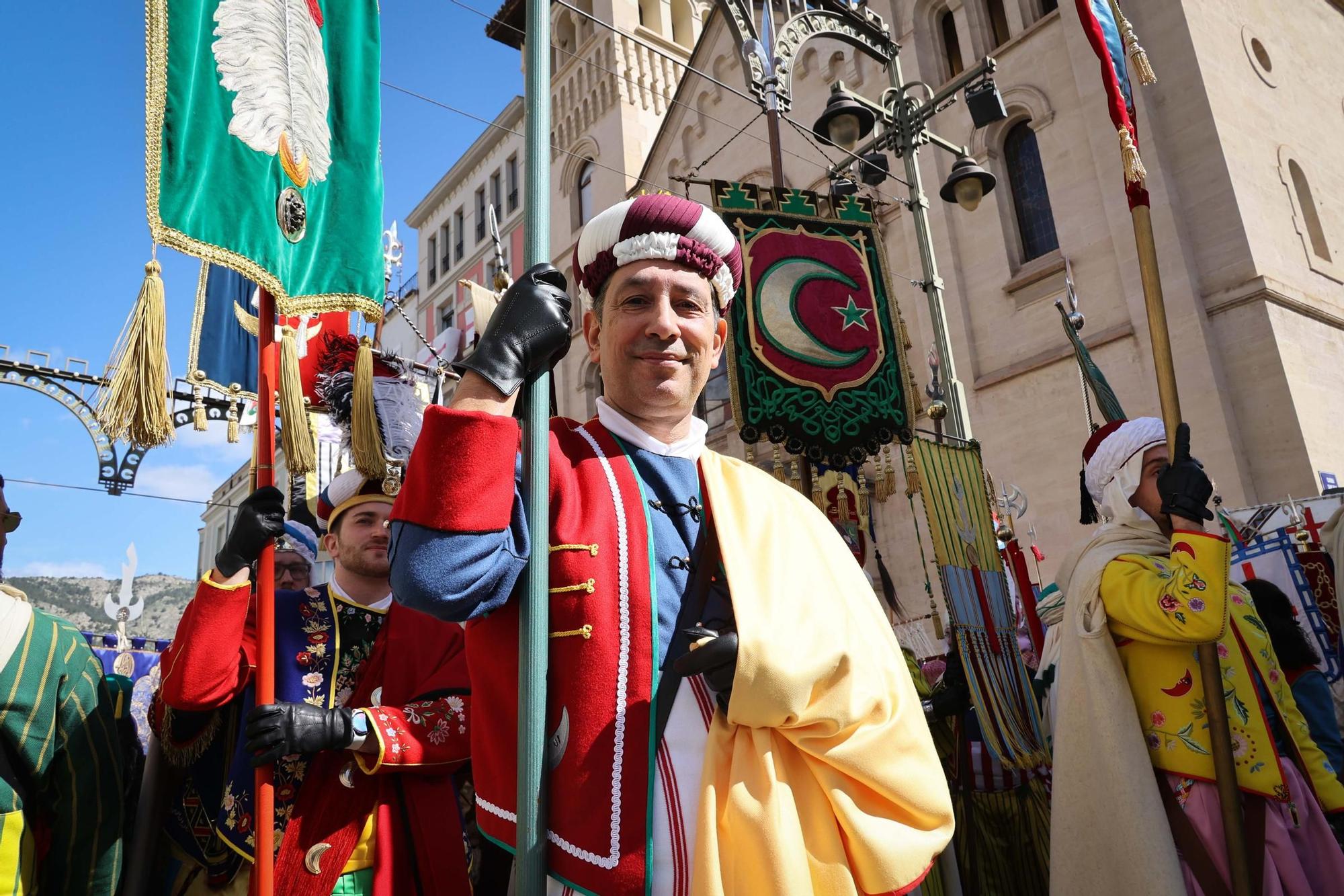 El Sant Jordiet entre claveles en la procesión de la Reliquia