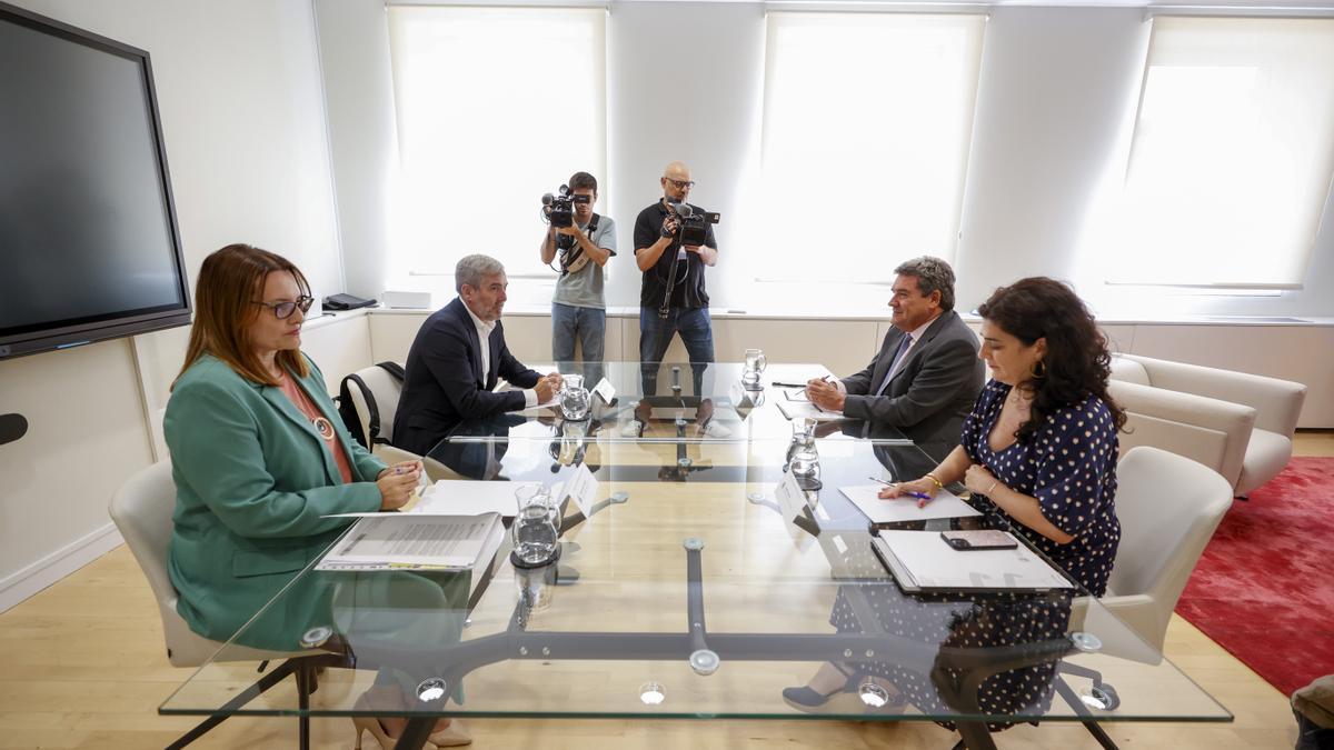 El presidente de Canarias, Fernando Clavijo, se reúne con el ministro de Inclusión, Seguridad Social y Migraciones en funciones, José Luis Escrivá.