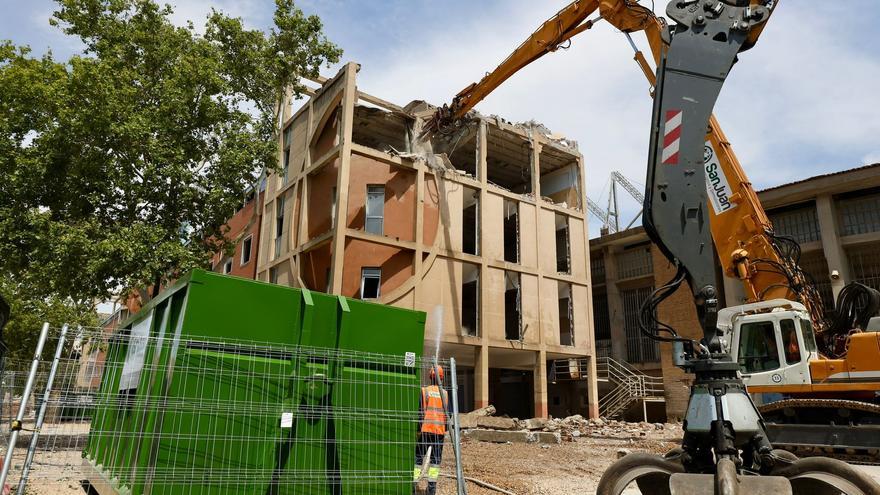 Las máquinas ya derriban el edificio de la antigua Gerencia de Urbanismo en La Romareda