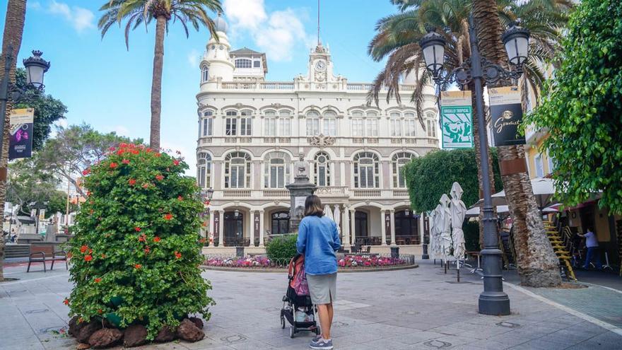 Una madre con su hijo en  la zona de la Alameda de Las Palmas de Gran Canaria