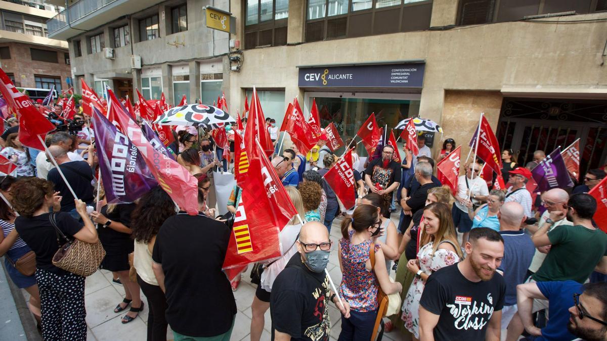 Concentración de UGT y CC OO ante la sede de la CEV en Alicante.