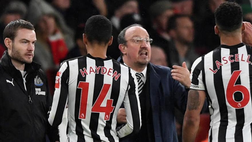 Benítez, dando instrucciones a los jugadores del Newcastle.