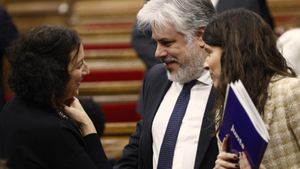 La consellera de Economia, Alicia Romero, en conversación con el presidente del grupo parlamentario de Junts, Albert Batet, y la portavoz, Mónica Sales.