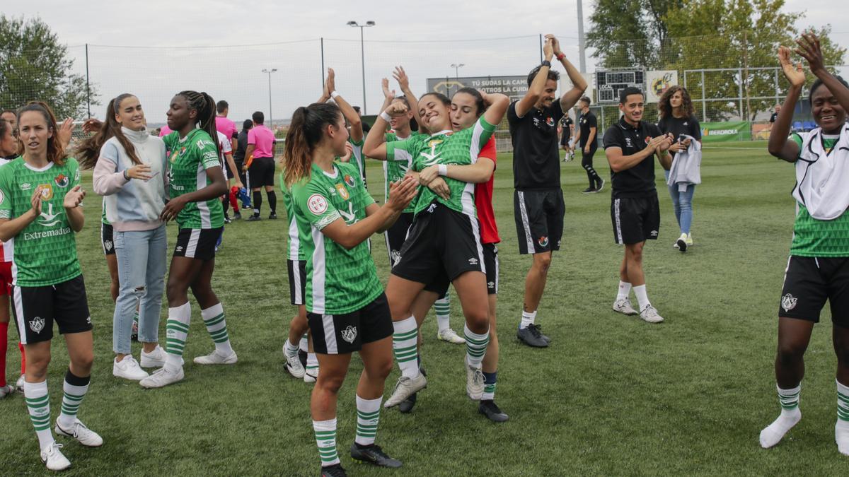 Felicidad en las filas del Cacereño Femenino al final del partido.