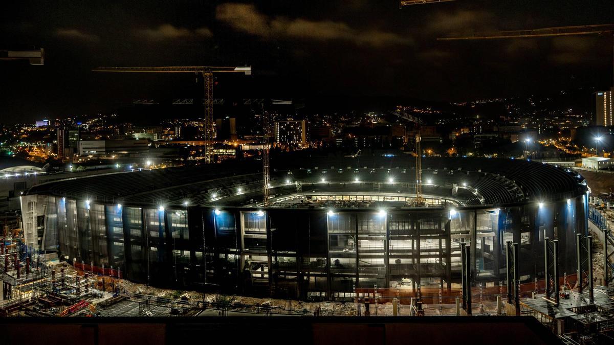 Primer día de obras en el Camp Nou hasta las 12 de la noche.