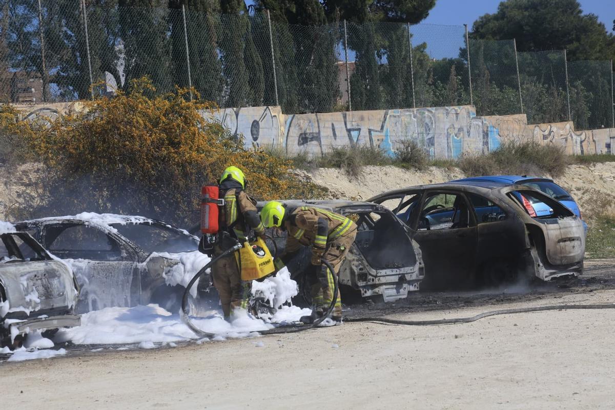 Arden cuatro coches en un descampado junto a la Cruz Roja de Alicante