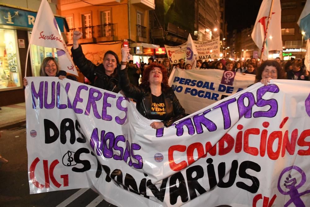 Multitudinaria participación en la marcha que ha recorrido las calles de la ciudad para denunciar las desigualdades y violencias que, en pleno siglo XXI, aún padecen las mujeres.