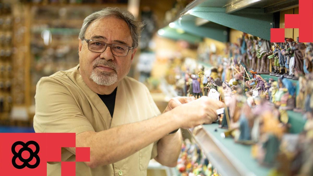 Francesc Puig, propietario de la tienda Pessebres Puig, en el barrio de Sant Antoni de Barcelona
