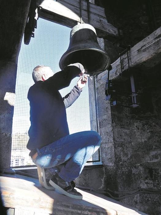 Xavier Pallàs preparant el batall d’una de les campanes que va fer sonar la diada de Sant Esteve.