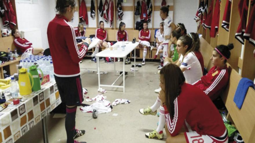 Las jugadoras españolas esperan la reanudación del encuentro, interrumpido por el aguacero. // @SeFutbol