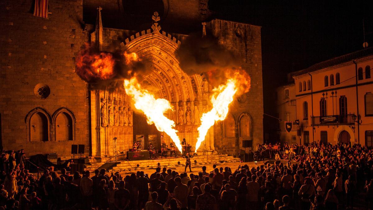 Espectacle de Nit de foc de Terra de Trobadors davant de la basílica de Santa Maria de Castelló d&#039;Empúries
