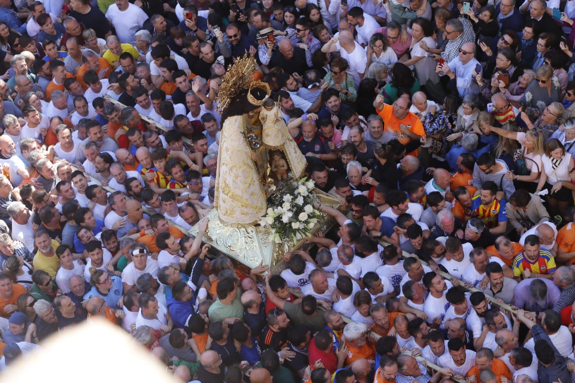 Muchos valencianistas acompañan a la Virgen de los Desamparados en su Traslado