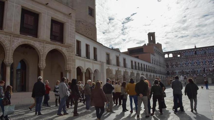 El centro histórico suscita interés en una visita guiada