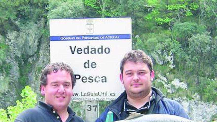 Borja Barrado, con el salmón que pescó en el Cares Deva.