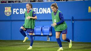 Ona Batlle y Alexia Putellas calientan antes de entrar a jugar en el Barça-Granada.