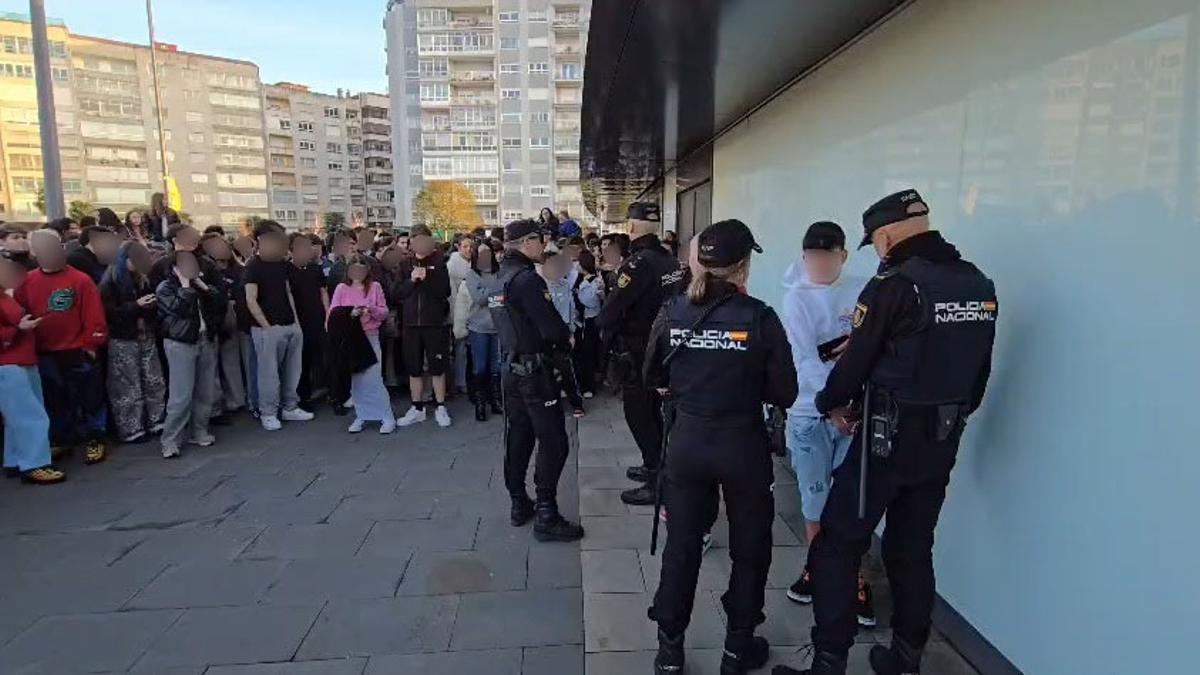 Una identificación a un menor por parte de la Policía Nacional.