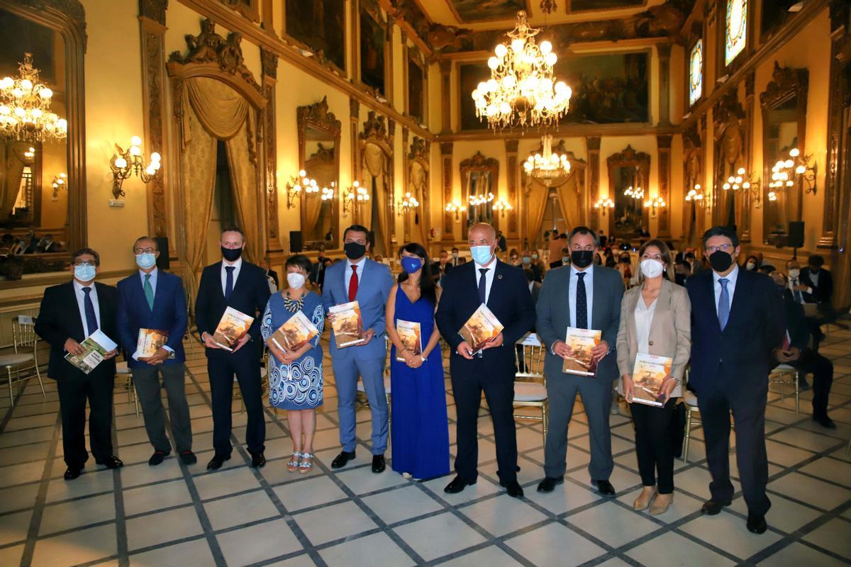 Foto de familia de autoridades, durante la presentación del Anuario Agroalimentario 2021. Foto de familia de autoridades, durante la presentación del Anuario Agroalimentario 2021.