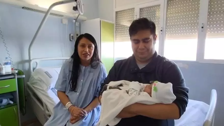 Los padres de la primera bebé de 2026: "Ha sido nuestro regalo para empezar el año"