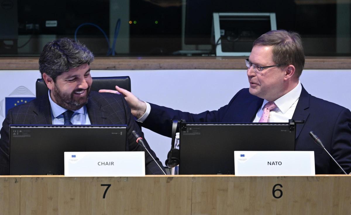 Fernando López Miras, junto a Christian-Marc Lifländer, jefe de la Sección de Política de Defensa de la OTAN.