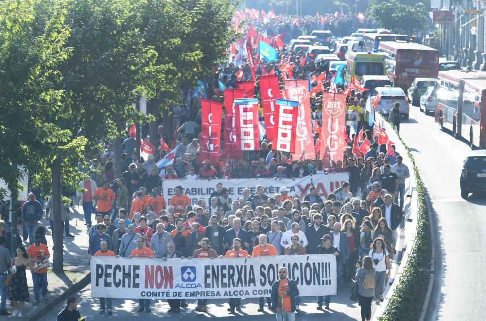 La concentración cuenta con una participación masiva - Entre los asistentes, trabajadores de la planta en Avilés y miembros de la Corporación.