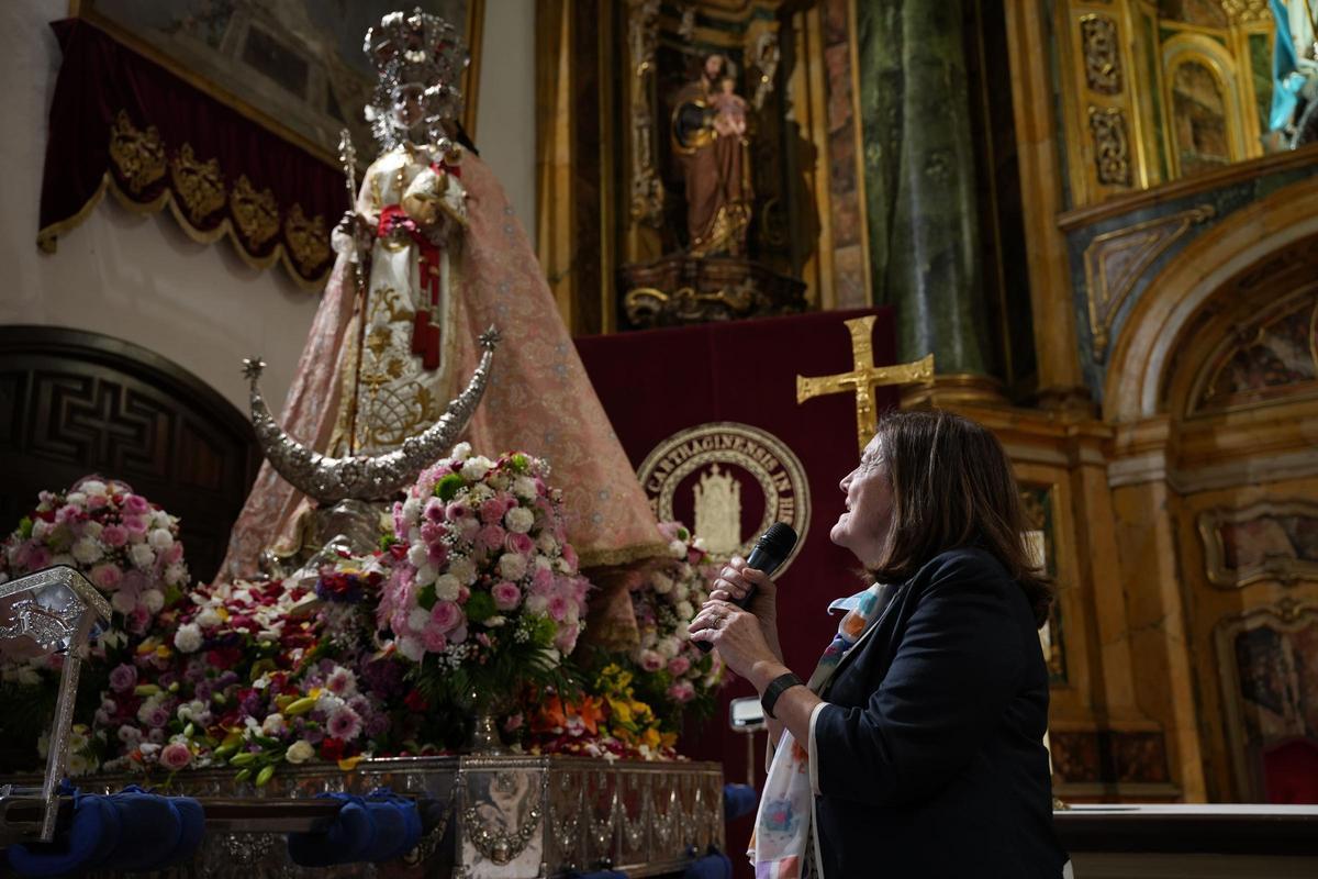 La presidenta de la Universidad Católica dirigió unas emotivas palabras a la imagen, en el altar del Templo.