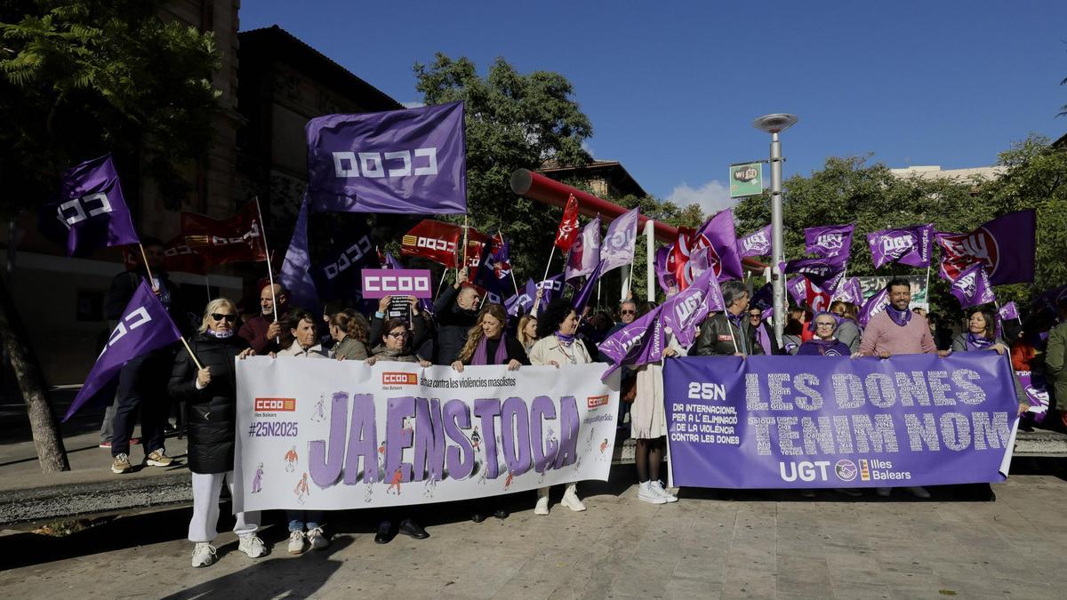 Imagen de la concentración de UGT y CCOO.