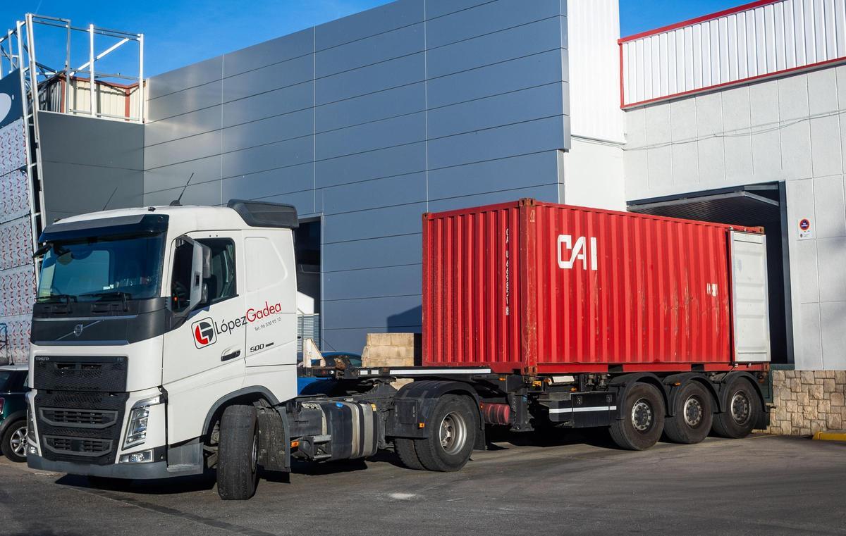 Un camión de cinco ejes, autorizado para transportar 44 toneladas, en un almacén de carga en Valencia.