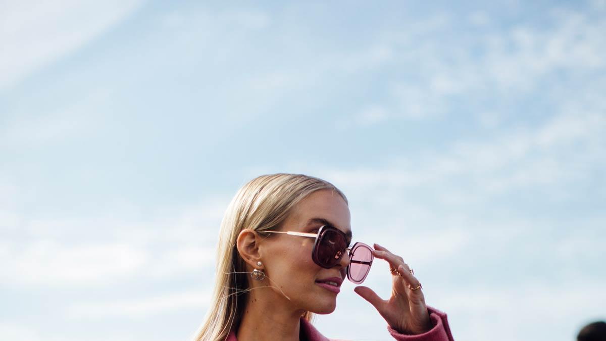 La 'influencer' alemana Leonie Hanne con look rosa en el 'street style' de París