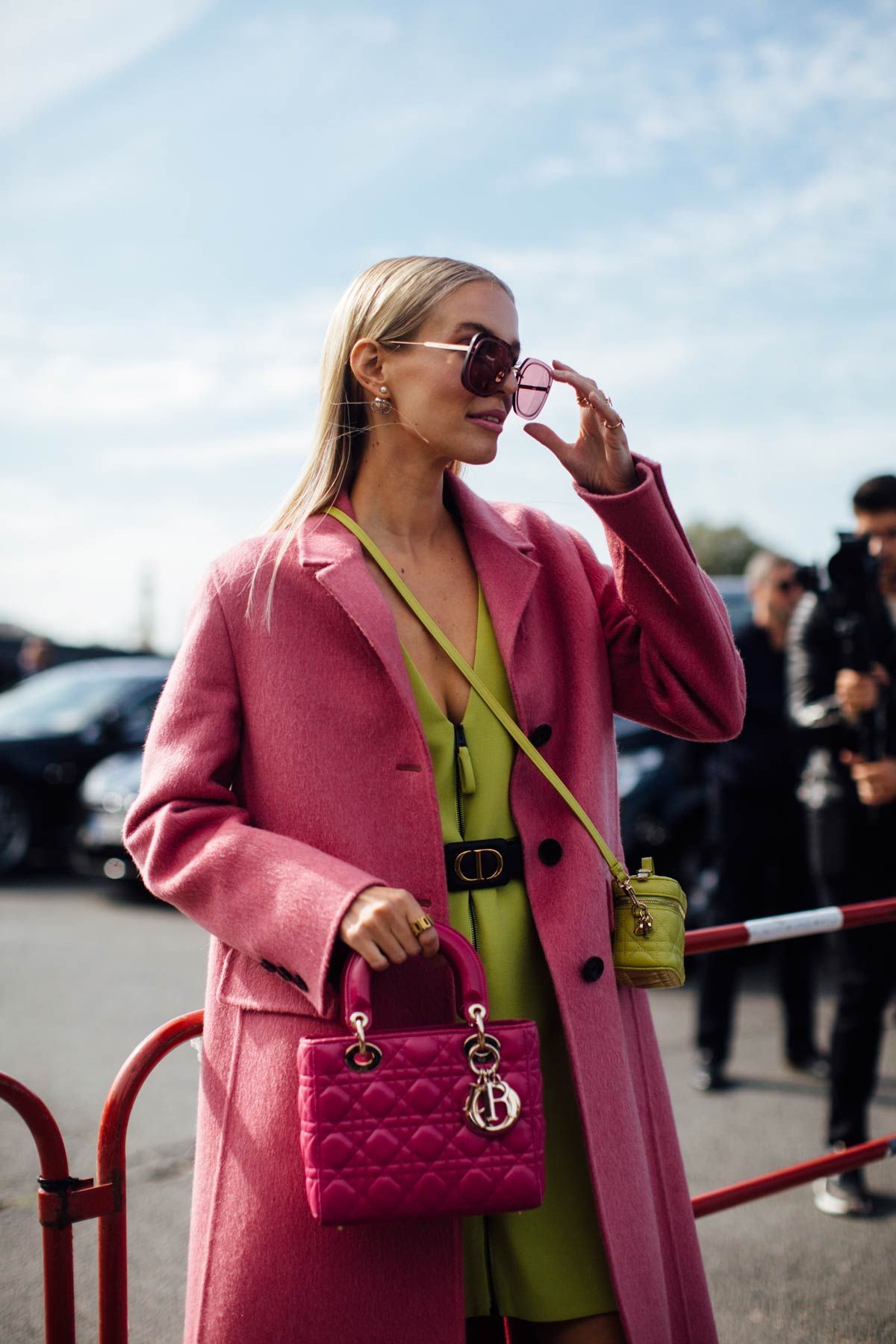 La 'influencer' alemana Leonie Hanne con look rosa en el 'street style' de París