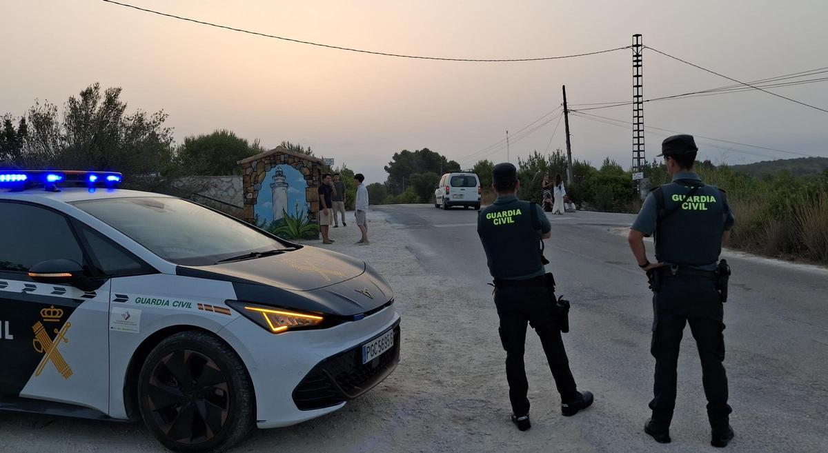La Guardia Civil ha controlado que los jóvenes no bajaran caminando por la carretera de les Planes
