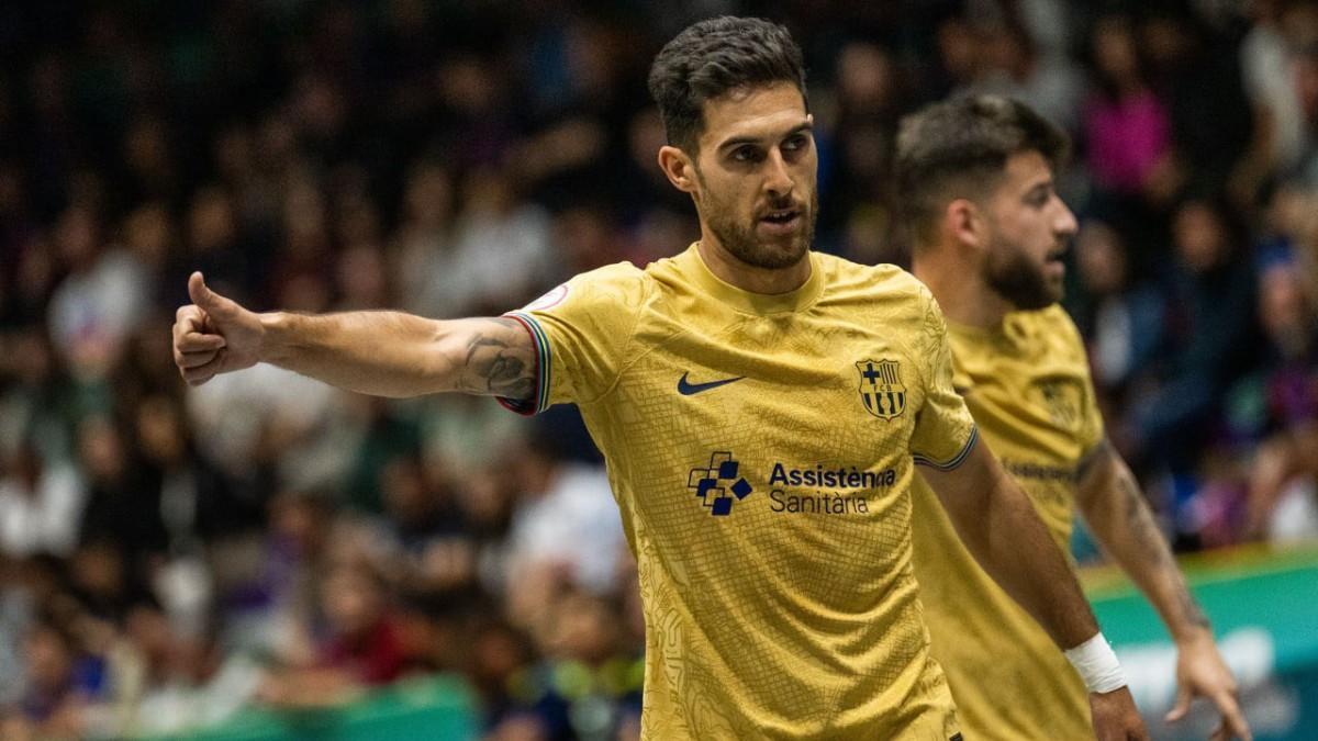 Adolfo, durante un partido del Barça