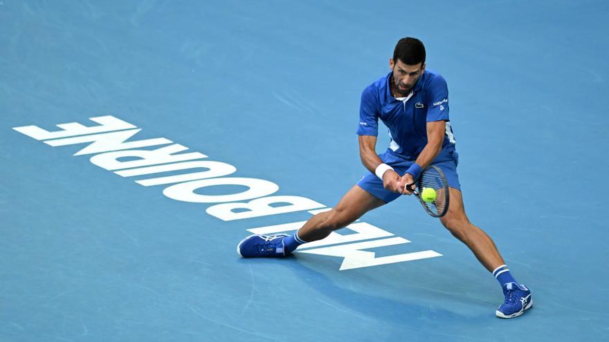 Djokovic sufre antes de pasar a la tercera ronda en Australia