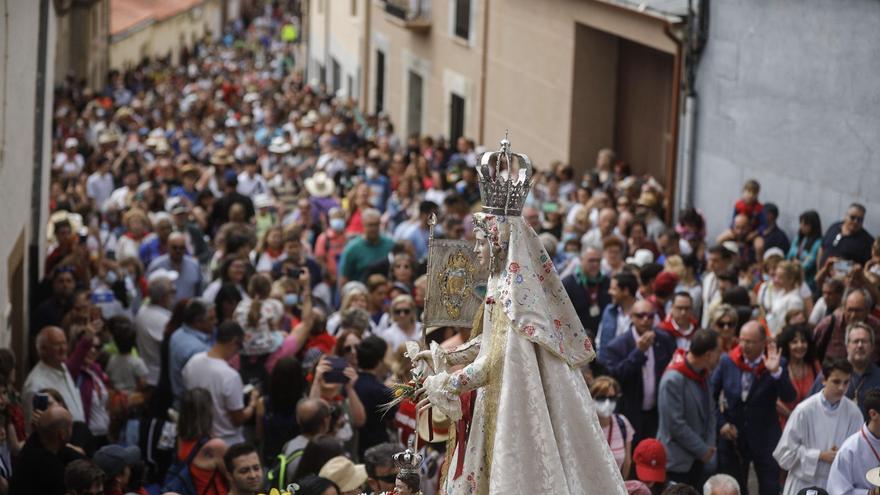 Miles de zamoranos llevan en volandas a la Virgen de la Concha