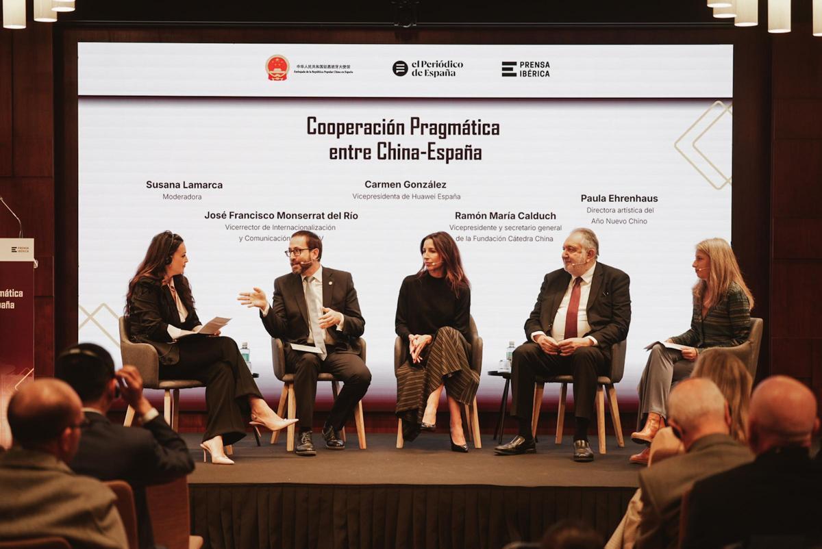 De izquierda a derecha, la periodista Susana Lamarca; José Francisco Monserrat del Río, vicerrector de Internacionalización y Comunicación de la Universidad Politécnica de Valencia (UPV); Carmen González, vicepresidenta de Huawei España; Ramón María Calduch, vicepresidente y secretario general de la Fundación Cátedra China, y Paula Ehrenhaus, directora artística del Año Nuevo Chino.