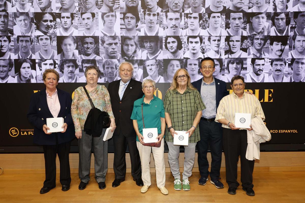 Las exjugadoras del Espanyol, homenajeadas en Cornellà