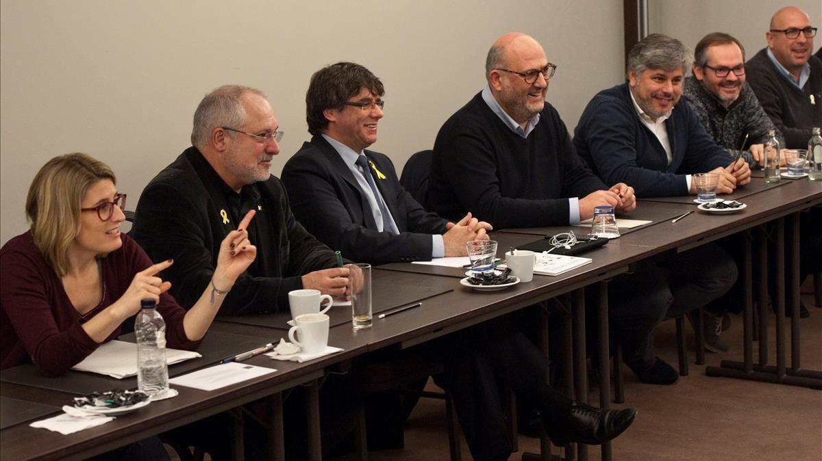 Carles Puigdemont reunido, en Bruselas, con los diputados de su partido.