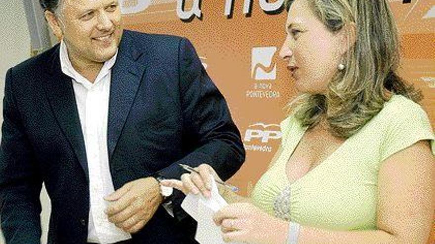 Teresa Pedrosa y Telmo Martín en la sede local del Partido Popular. / rafa vázquez