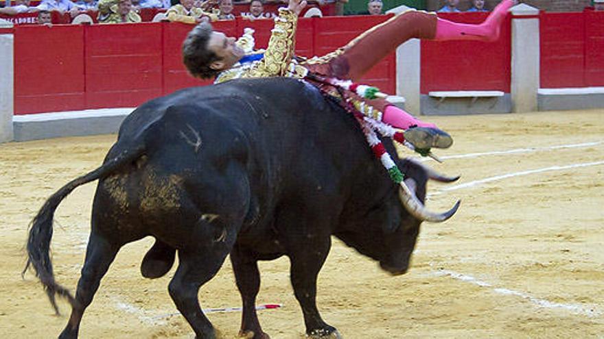 José Tomás, en el momento de la cogida.