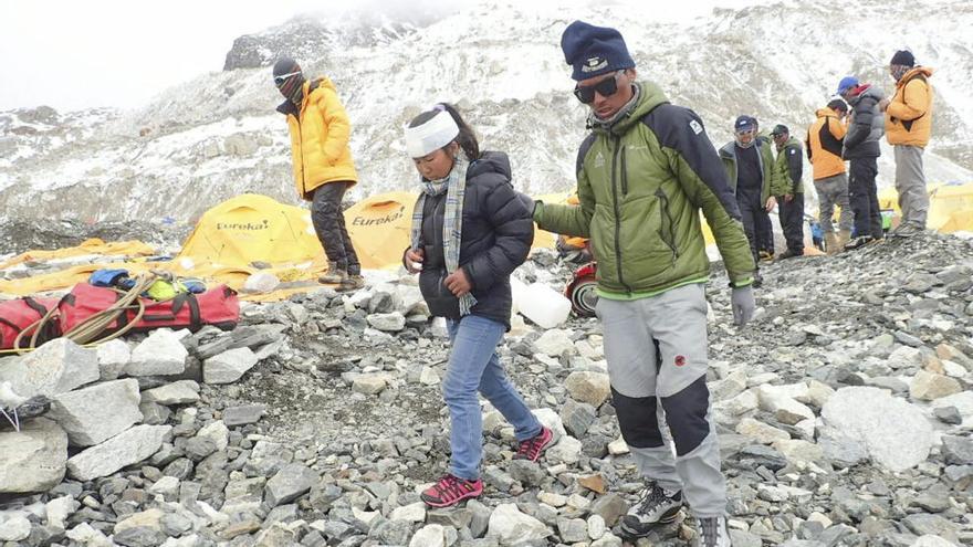 Una alpinista herida en la avalancha del Everest.