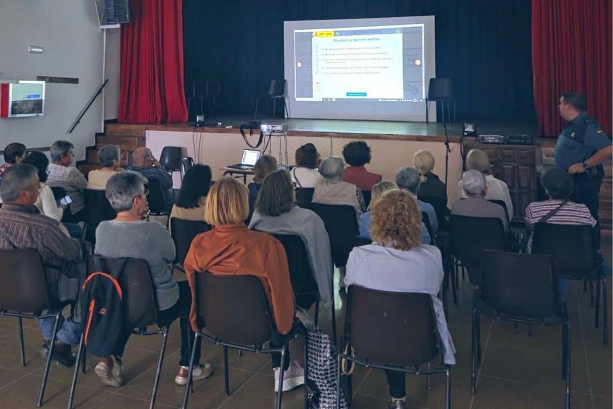 Uno de los talleres sobre ciberseguridad con gran aasistencia de vecinos.