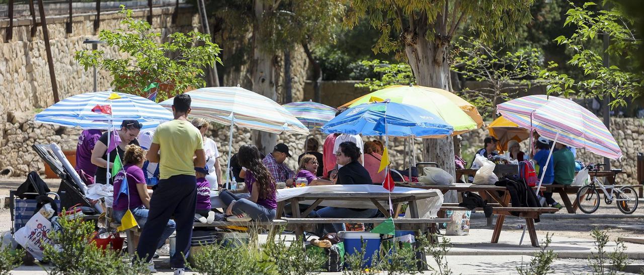 Varias familias pasan el día en el Tossal, en Alicante.