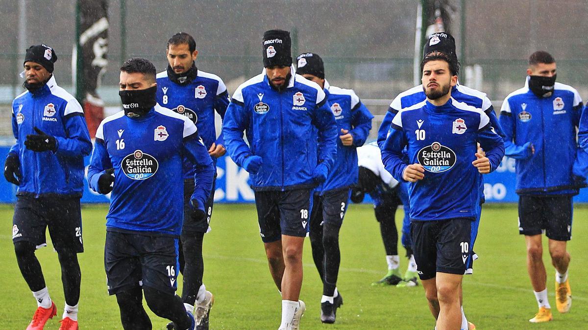 Los jugadores deportivistas, durante la sesión de ayer en la ciudad deportiva. |  // RCD