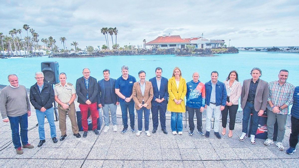 Foto de familia correspondiente a la presentación de la prueba en el Lago Martíanez.
