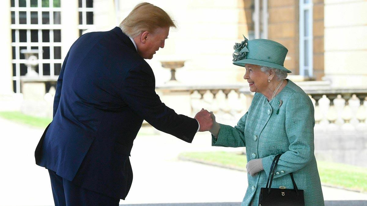 Imágenes del presidente de Estados Unidos, Donald Trump, quien ha sido recibido este lunes por la reina Isabel II y el príncipe Carlos en el Palacio de Buckingham.