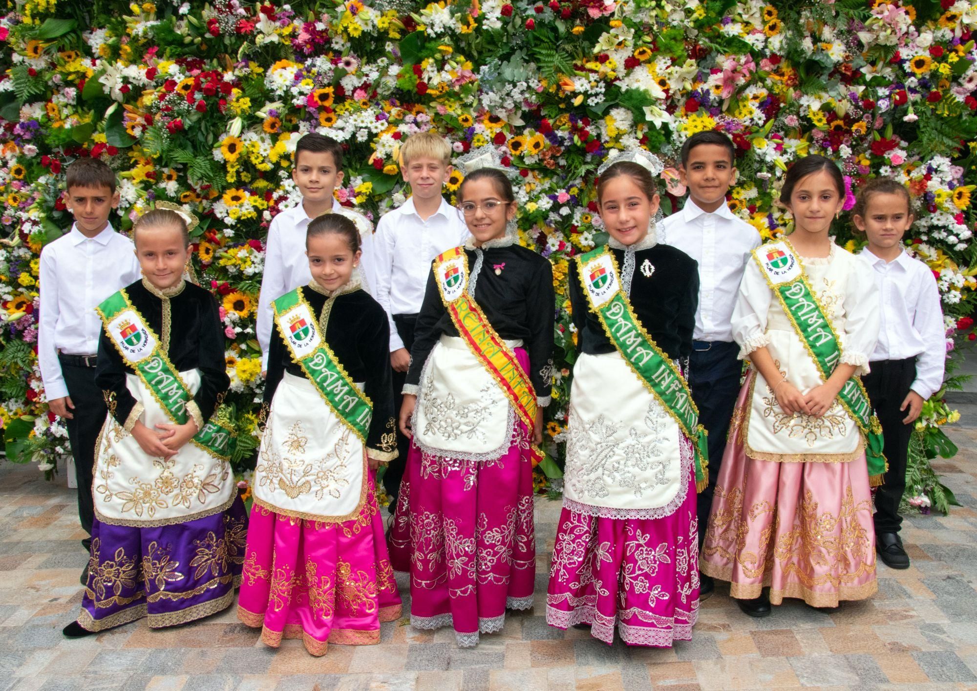 La ofrenda de flores de la Virgen del Pilar de Pilar de la Horadada, en imágenes