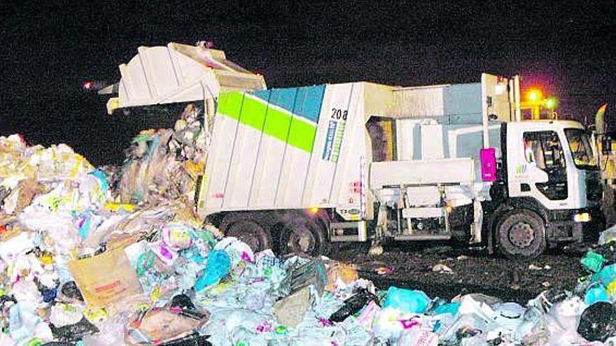 Un camión de Cogersa depositando basura en el vertedero central de Asturias, en una imagen de archivo.