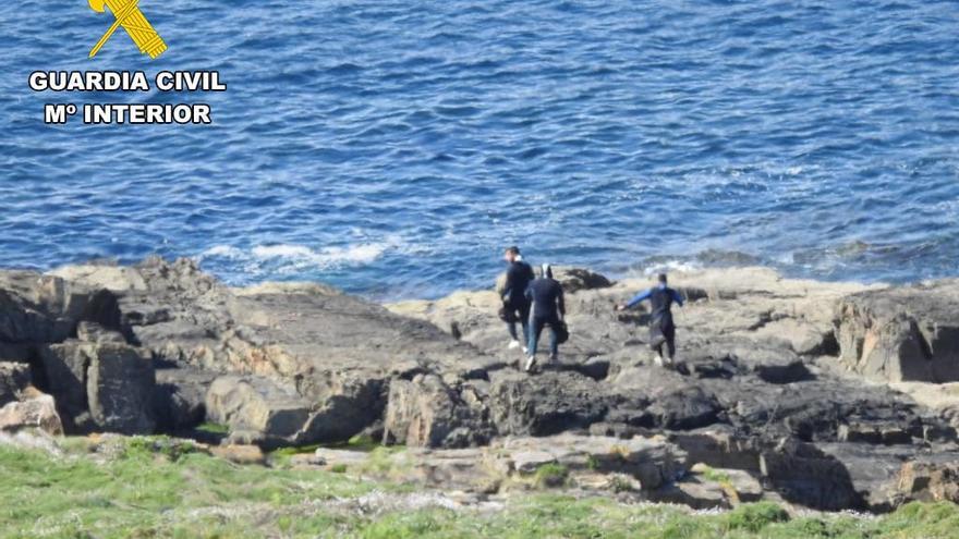 Tres furtivos de A Coruña detenidos y 15 kilos de percebes recuperados en Arteixo