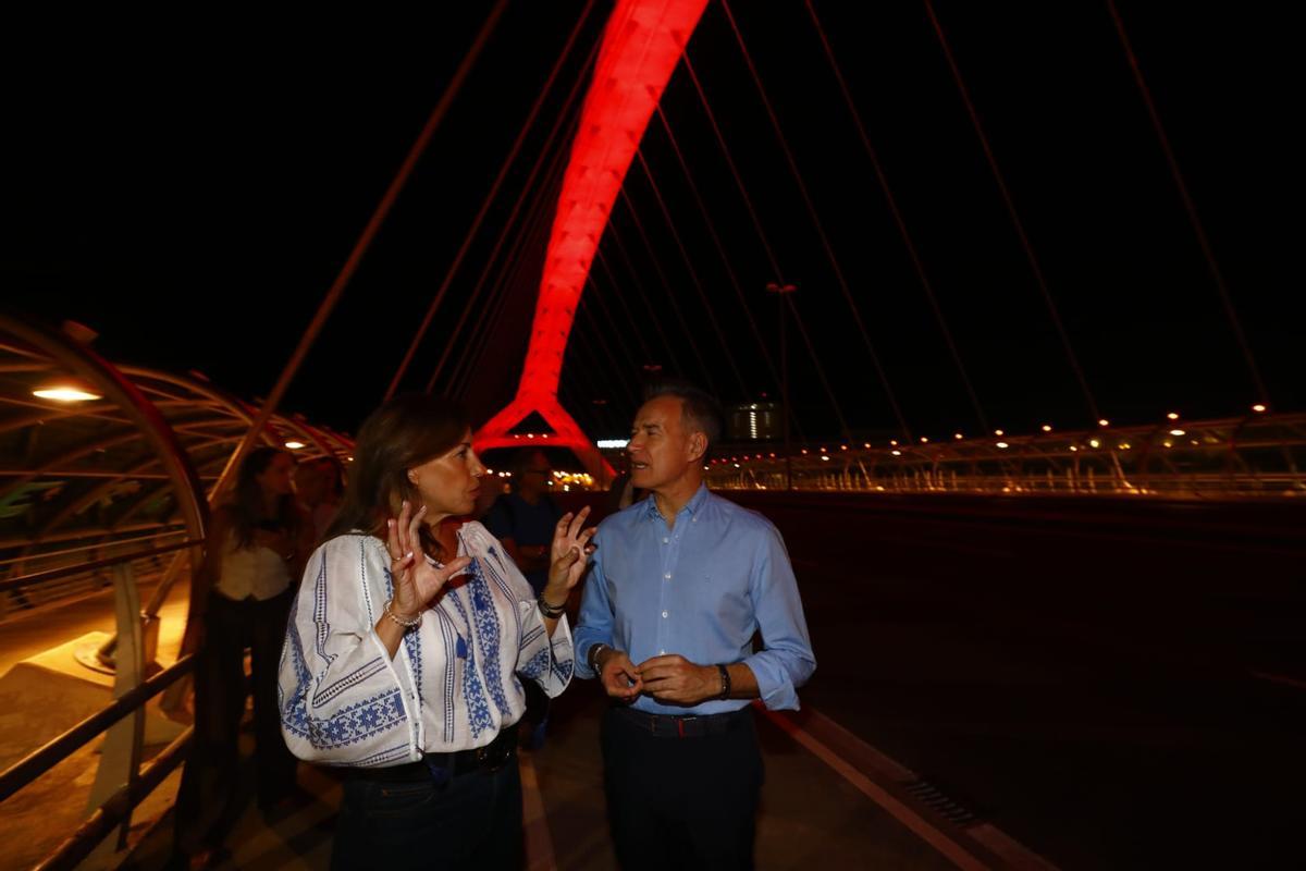 En imágenes | El puente del Tercer Milenio estrena iluminación