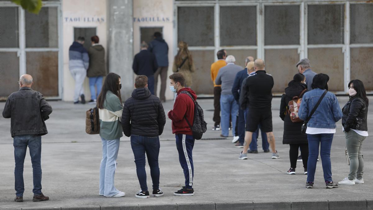Colas en el Tartiere para conseguir entradas para el derbi
